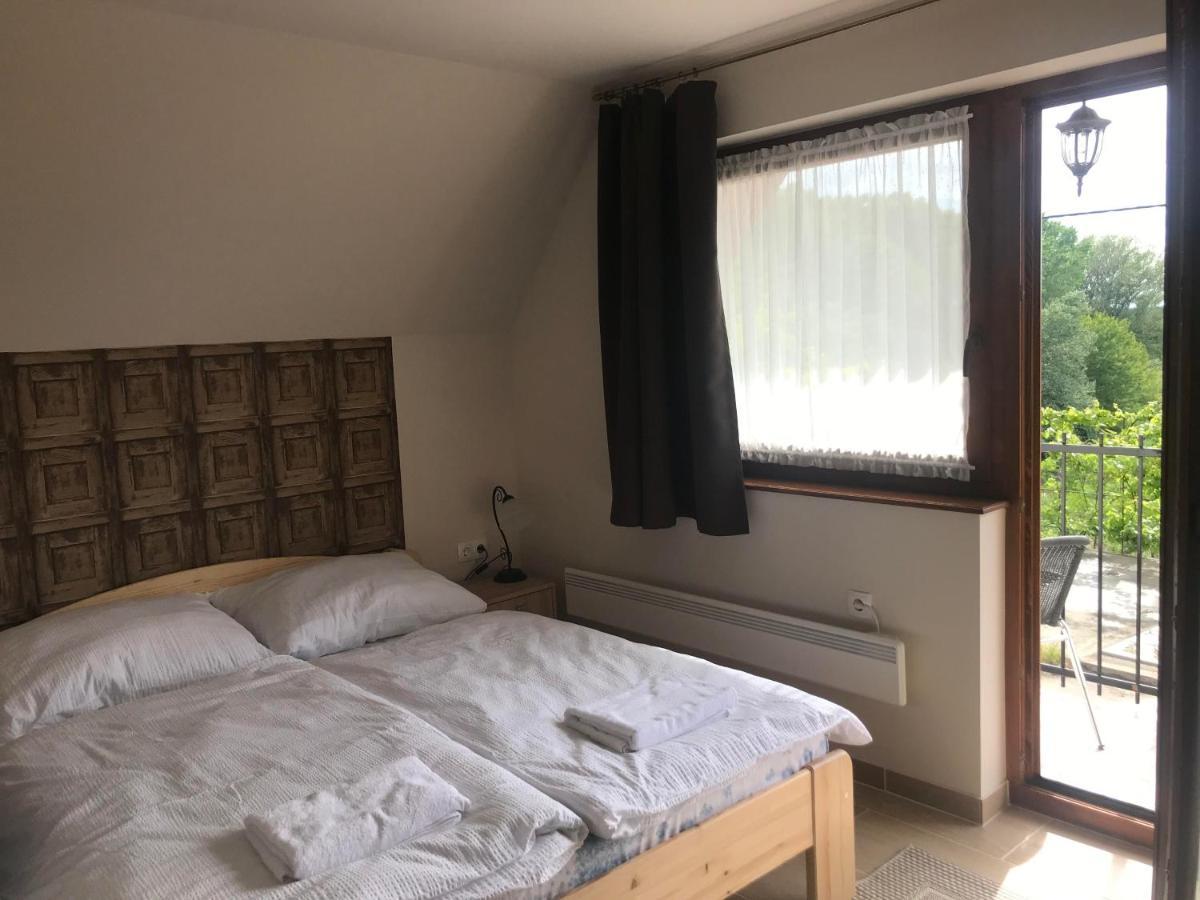 Berger Pince és vendégház Csaszartoltes Esterno foto