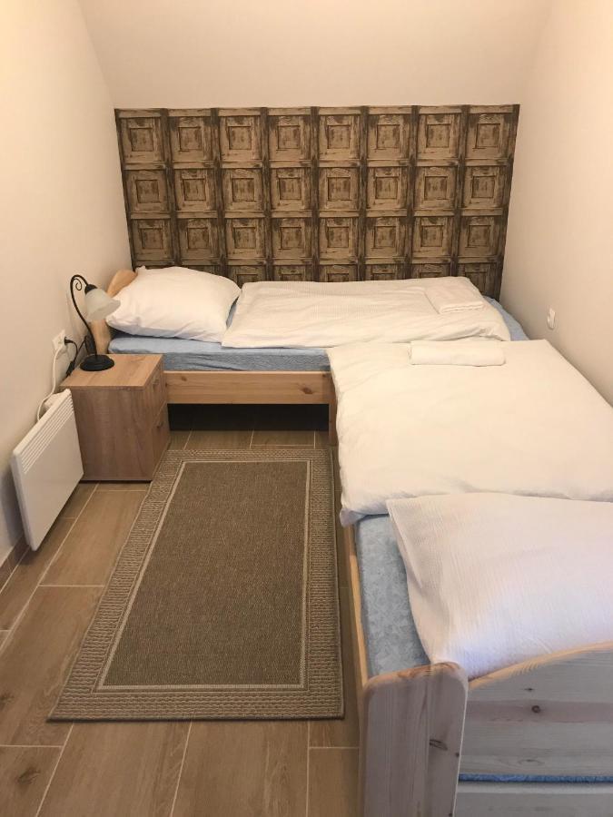 Berger Pince és vendégház Csaszartoltes Esterno foto