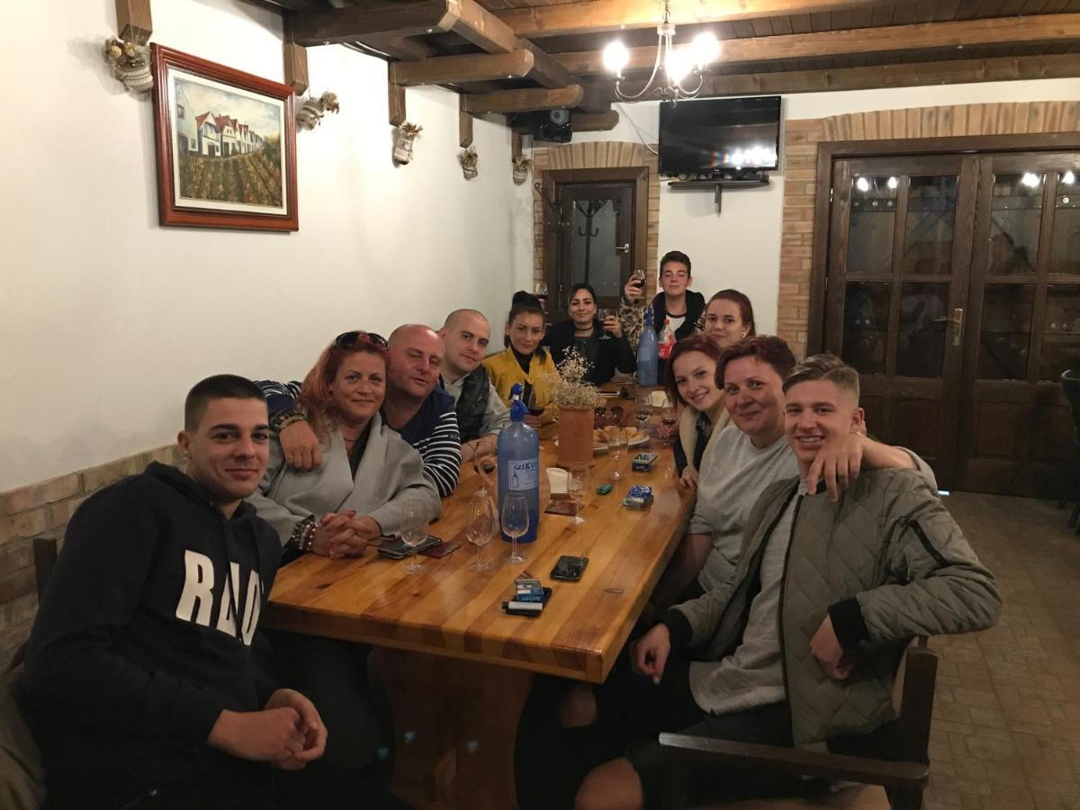 Berger Pince és vendégház Csaszartoltes Esterno foto