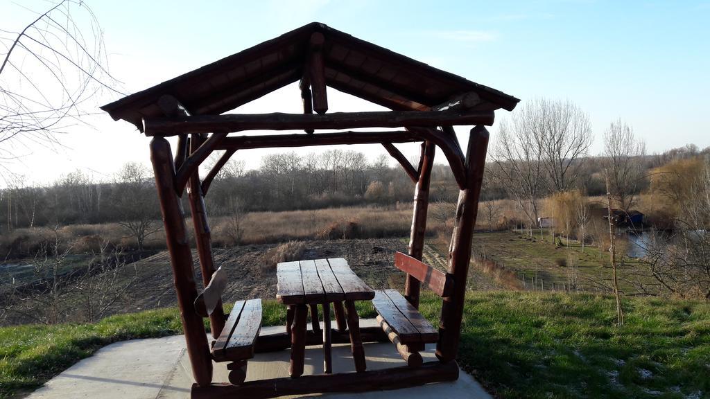Berger Pince és vendégház Csaszartoltes Esterno foto