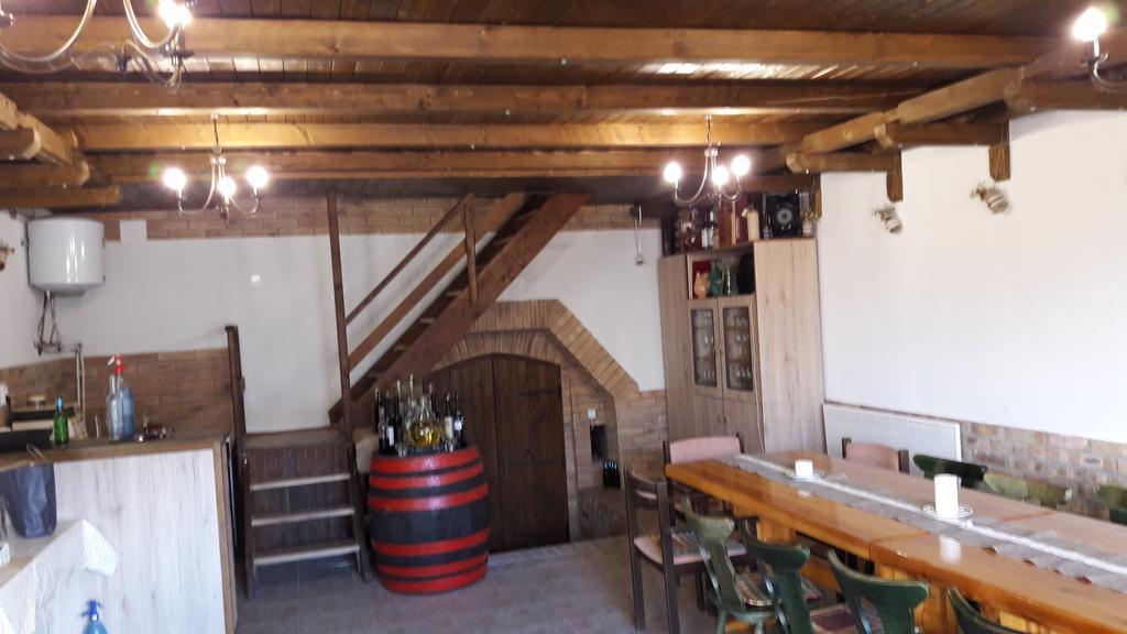 Berger Pince és vendégház Csaszartoltes Esterno foto